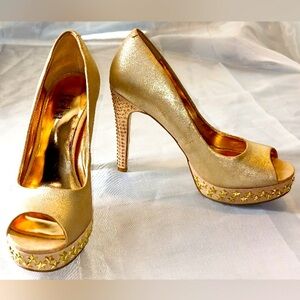 Sexy Gold Peep Toe, 4” Heels w/ Classy Star Accents Sz 6.5